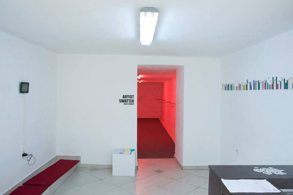 Entrance view of Rafet Jonuzi's installation "Artist Swatter." Image courtesy of MIZA Galeri.